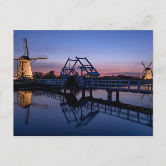 Windmühlen und eine Zugbrücke bei Sonnenuntergang Postkarte (Vorderseite)
