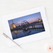 Windmühlen und rechteckiger Aufkleber mit einer Zu (Umschlag)