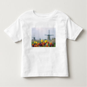 Windmühlen und Tulpen entlang des Kanals in Kleinkind T-shirt