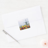 Windmühlen und Tulpen entlang des Kanals in Quadratischer Aufkleber (Umschlag)
