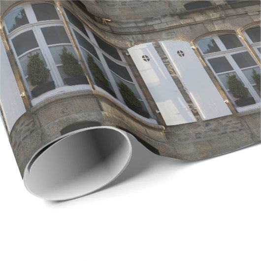 Windows Dinan, Bretagne, Frankreich Geschenkpapier (Rolleneckpunkt)