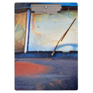 Windschutzscheibe eines alten rostigen Lastwagens Klemmbrett