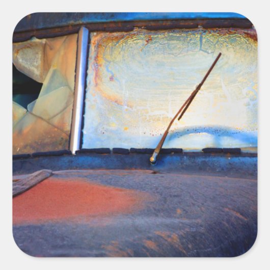 Windschutzscheibe eines alten rostigen LKW Quadratischer Aufkleber (Vorderseite)