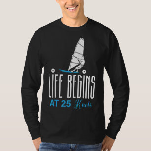 Windsurf Windsurfen Wassersport Leben beginnt um 2 T-Shirt