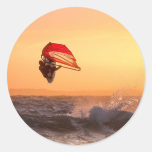 Windsurfen bei Sonnenuntergang Runder Aufkleber