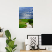Windweg unter einem dunklen Himmel Poster (Heimbüro)
