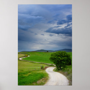 Windweg unter einem dunklen Himmel Poster