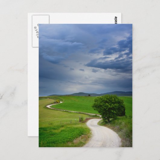 Windweg unter einem dunklen Himmel Postkarte (Vorne/Hinten)