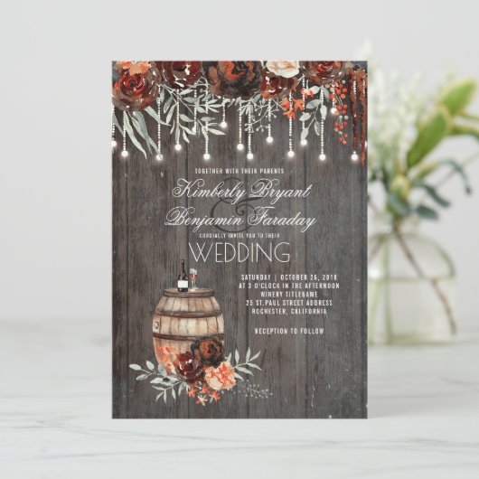 Wine Barrel Rustic String Lights Burgundy Wedding Einladung (Stehend Vorderseite)