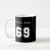 Wine Me Dine Me 69 Me Lustige Männer Mann Frau Fra Kaffeetasse (Links)