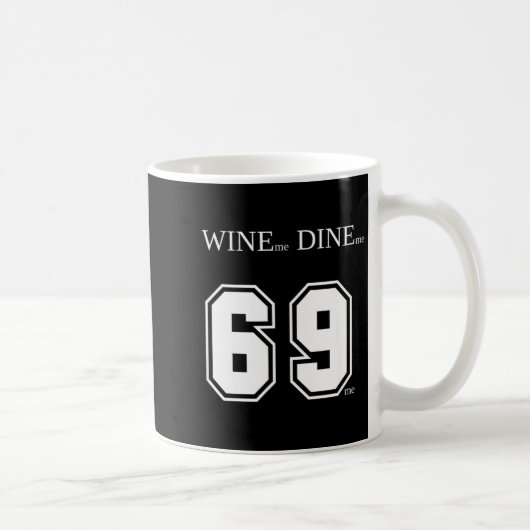 Wine Me Dine Me 69 Me Lustige Männer Mann Frau Fra Kaffeetasse (Rechts)