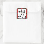 Wine mich auf! quadratischer aufkleber (Tasche)