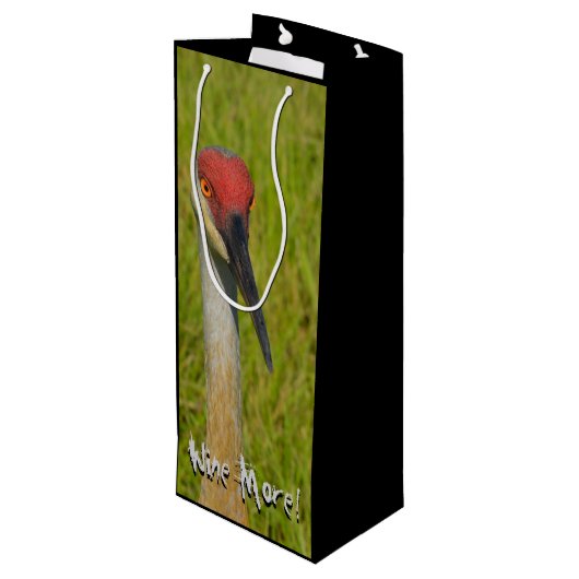 Wine more Whine less Funny Sand Hill Geschenktüte Für Weinflaschen (Rückseite Schrägansicht)