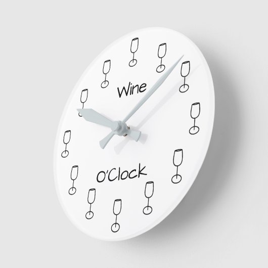 Wine O'Clock Runde Wanduhr (Winkel)