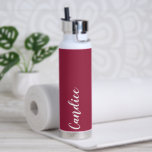 Wine Red Personalisiert Wedding Bridesmaid Trinkflasche<br><div class="desc">Geschenke deine Hochzeitsjury oder Trauzeugin mit dieser trendigen,  vakuumisolierten Wasserflasche,  die ihren Namen in weißem,  stilisiertem Schrift auf einem weinroten Hintergrund zeigt,  der zu deinem Hochzeitsfarbenschema passt. Stellen Sie die Flasche nach Belieben durch Bearbeiten und Ersetzen des Namens durch Ihren eigenen Namen ein. Wählen Sie Ihre Wasserflasche.</div>