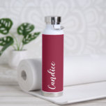 Wine Red Personalisiert Wedding Bridesmaid Trinkflasche<br><div class="desc">Geschenke deine Hochzeitsjury oder Trauzeugin mit dieser trendigen,  vakuumisolierten Wasserflasche,  die ihren Namen in weißem,  stilisiertem Schrift auf einem weinroten Hintergrund zeigt,  der zu deinem Hochzeitsfarbenschema passt. Stellen Sie die Flasche nach Belieben durch Bearbeiten und Ersetzen des Namens durch Ihren eigenen Namen ein. Wählen Sie Ihre Wasserflasche.</div>