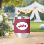 Wine Red Stylized Name Wedding Trauzeuge<br><div class="desc">Gönnen Sie Ihrem Hochzeitsreisenden einen Trauzeuge mit diesem personalisierten Edelstahl-Edelstahlwascher,  der in einem weißen,  ovalen Design in einem stilisierten Drehbuch seinen Namen trägt. Hintergrundfarbe und Skript ist ein Wein rot. Personalisieren Sie Ihren Weinwäscher,  indem Sie den Namen mit dem gewünschten Namen bearbeiten und ersetzen. Erhältlich in vielen beliebten Hochzeitsfarben.</div>