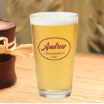 Wine Red Stylized Wedding Trauzeuge Name Glas<br><div class="desc">Bierglas für den Trauzeuge,  der seinen Namen in einer weinroten Farbe druckt,  stilisierte Schrift in einem ovalen weinroten Rahmen mit dem Hochzeitstag. Eine tolle Party-Angebotsidee für eine Bachelor-Party! Personalisieren Sie Ihr Bierglas,  indem Sie den Namen und das Datum mit Ihrem eigenen ersetzen.</div>