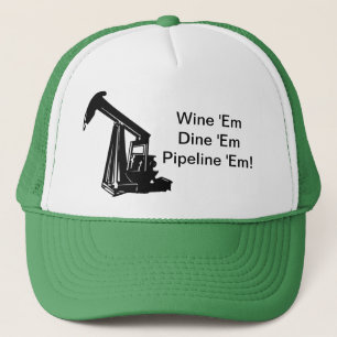 Wine sie speisen sie durch Rohre leiten sie Hut Truckerkappe