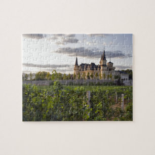 Winery-Gebäude vom Weinberg aus gesehen bei Puzzle