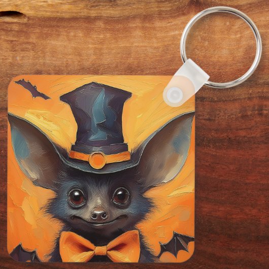 Winged Bat in Tall Witch Hat Schlüsselanhänger (Rückseite)