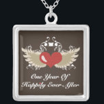 Winged Herz-1. Jahrestags-Halskette Versilberte Kette<br><div class="desc">Ein winged Herz in den warmen roten und neutralen Tönen auf dem Zusammenbringen seiner und ihrer ersten Jahrestagshochzeitsgeschenke,  Briefpapiers,  Grußkarten und Kleides mit den Wörtern ein Jahr von glücklich seitdem. Feiern Sie Ihr erstes Jahr der Heirat zusammen mit diesen niedlichen und trendy ersten Jahrestagsgeschenken für Sie und Ihren Gatten.</div>