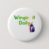 Wingin It Daily Funny Bug Humor Button (Vorderseite)