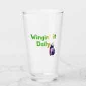 Wingin It Daily Funny Bug Humor Glas (Vorderseite)