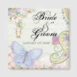 Wings of Liebe Wedding Collection Magnet<br><div class="desc">Dieses Hochzeitsensemble wurde mit originalen,  handgewachsenen Kunstwerken von Audrey Jeanne Roberts entworfen. Diese Kollektion ist ein vielseitiger Mix aus geflügelten Lebewesen - Schmetterlinge und Kolibris,  vermischt mit originellen Paisley-Verzierungen und gemustertem Hintergrund. Der handgeschriebene Text im Hintergrund wird aus 1 korinthischen Kapitel 13 "Das Kapitel der Liebe" der Bibel genommen.</div>