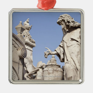 Winkel-Statue nah oben in La Recoleta Friedhof Ornament Aus Metall