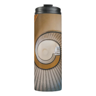 Winkelaufnahme der Spiralleiter Thermosbecher