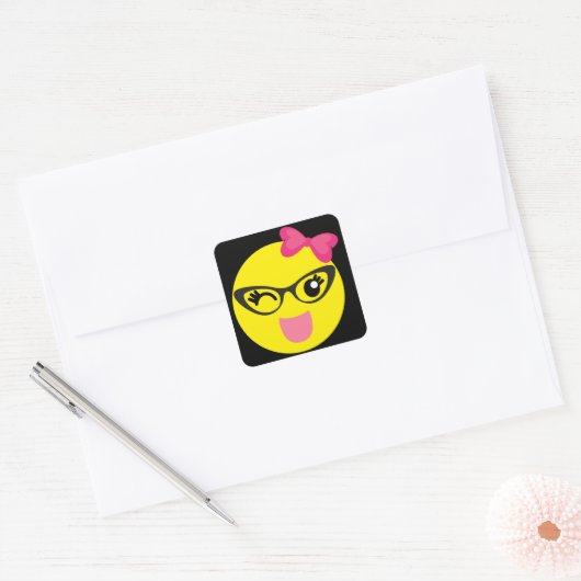 Winking Girly Emoji Quadratischer Aufkleber (Umschlag)
