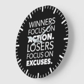 Winners Take Action, Losers Make Excuses Große Wanduhr (Winkel)