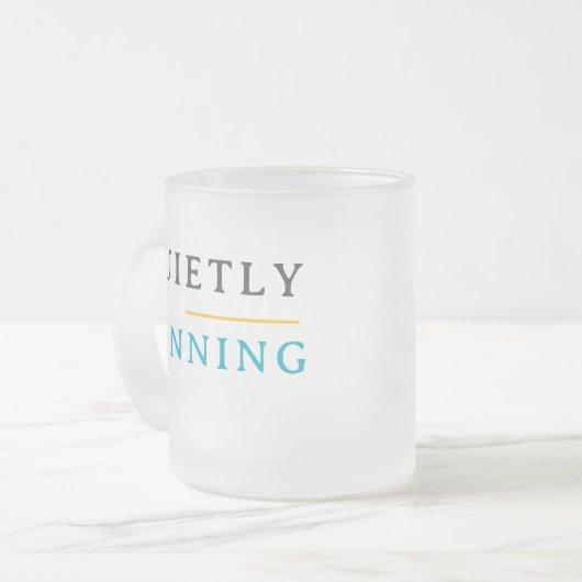 Winning Quietly – Minimal Typography  Mattglastasse (Vorderseite Links)