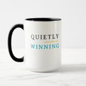 Winning Quietly – Minimal Typography Tasse (Links)