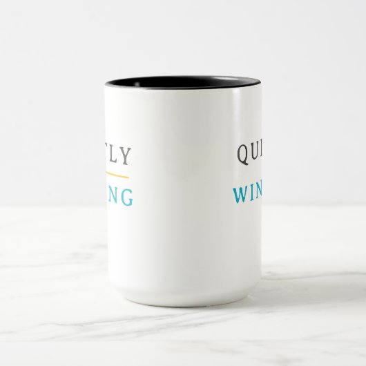 Winning Quietly – Minimal Typography  Tasse (Zentrum)