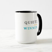 Winning Quietly – Minimal Typography  Tasse (VorderseiteRechts)