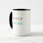 Winning Quietly – Minimal Typography Tasse (Vorderseite Links)