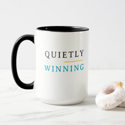 Winning Quietly – Minimal Typography Tasse (Mit Donut)