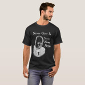Winston Churchill gibt niemals in T-Shirt (Vorne ganz)