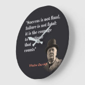 Winston Churchill Quote On Courage Große Wanduhr (Winkel)