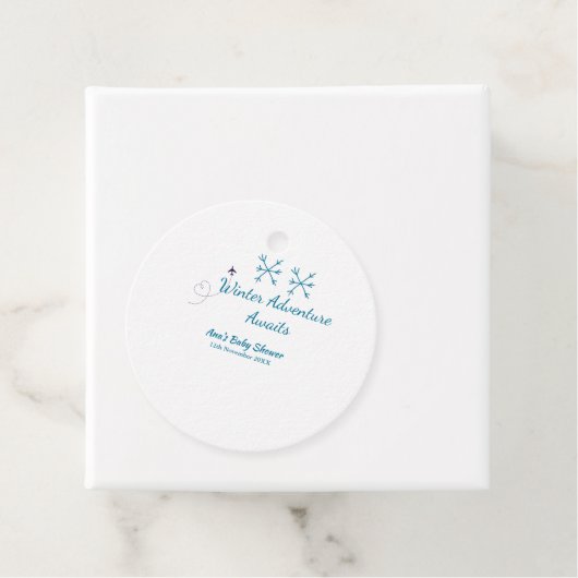 Winter Adventure awaits baby shower blue snowflake Geschenkanhänger (Beispiel)