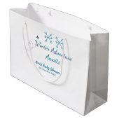Winter Adventure awaits baby shower blue snowflake Große Geschenktüte (Rückseite Schrägansicht)