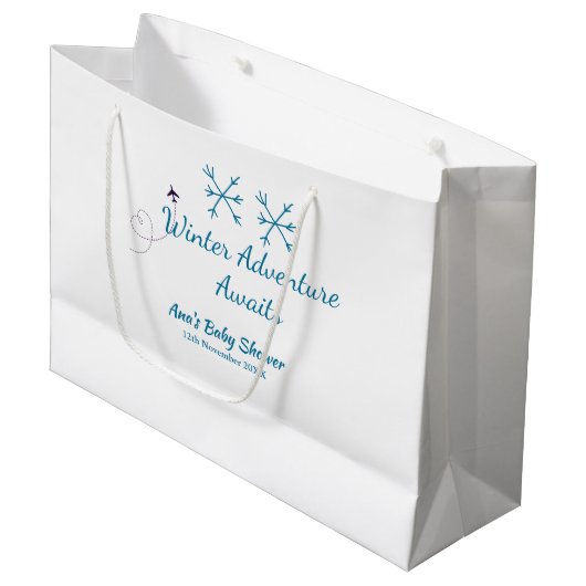 Winter Adventure awaits baby shower blue snowflake Große Geschenktüte (Vorderseite Schrägansicht)