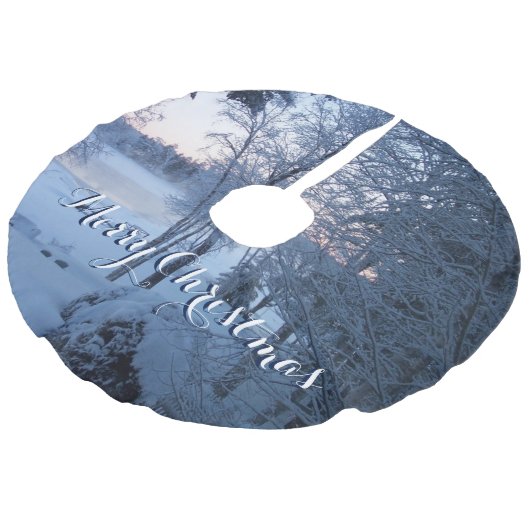 Winter am See Leinenimitat Weihnachtsbaumdecke (Schrägansicht)