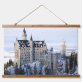 Winter auf Schloss Neuschwanstein, Deutschland Bay Wandteppich Mit Holzrahmen (Vorne)