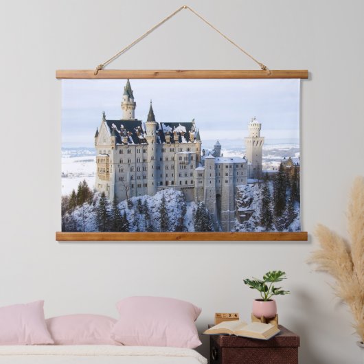 Winter auf Schloss Neuschwanstein, Deutschland Bay Wandteppich Mit Holzrahmen (Schlafzimmer)
