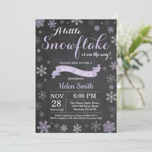 Winter Baby Dusche Lila Snowflake Chalkboard Einladung (Stehend Vorderseite)