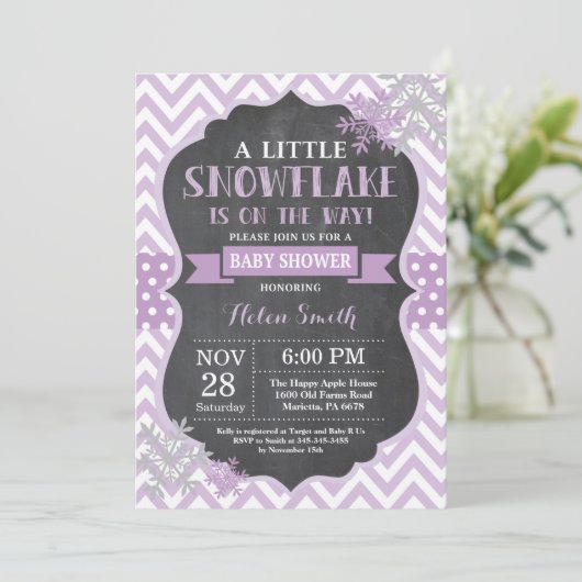 Winter Baby Dusche Lila Snowflake Chalkboard Einladung (Stehend Vorderseite)