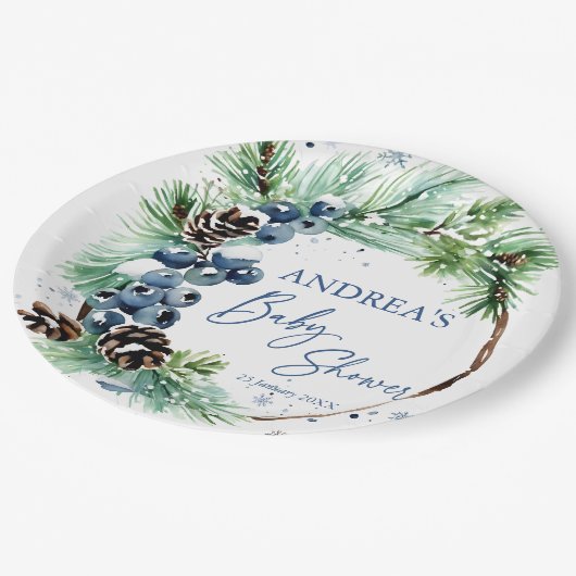 Winter baby shower pines wreath monogrammed pappteller (Schrägansicht)